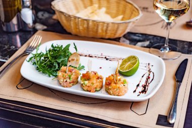 Somon tartar ve salata, kapat