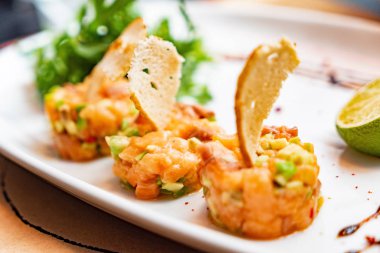 Somon tartar ve salata, kapat