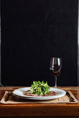 dana Carpaccio ve şarap, yakın çekim