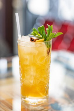 kokteyl barda, yakın çekim