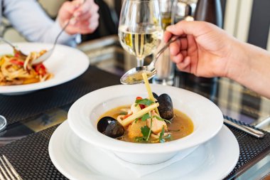 Restoran deniz ürünleri çorbası