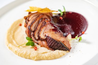 Kızılcık soslu ördek, yakın çekim