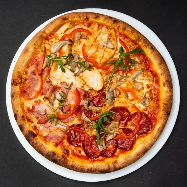 Färsk Italiensk Pizza Närbild — Stockfoto