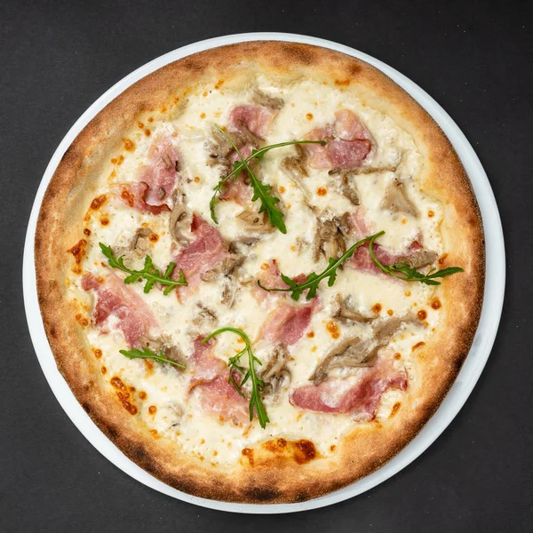 Pizza Italiana Fresca Cerca —  Fotos de Stock