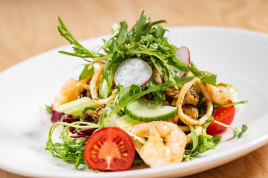 roka, deniz ürünleri salatası yakın çekim