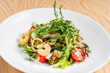 roka, deniz ürünleri salatası yakın çekim