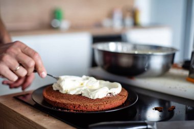 Şef kırmızı kadife kek yapmak