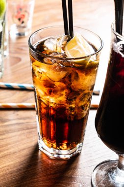 kokteyl barda, yakın çekim