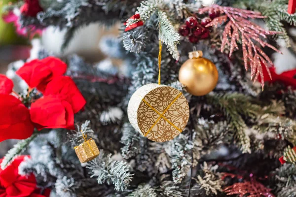 Albero Natale Con Neve Vicino — Foto Stock