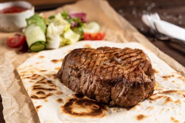 ızgara biftek soslu, yakın çekim