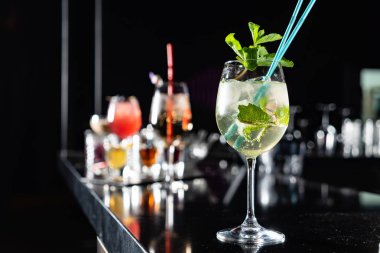 kokteyl barda, yakın çekim
