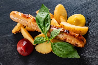 Sosisli makarna, yakın çekim