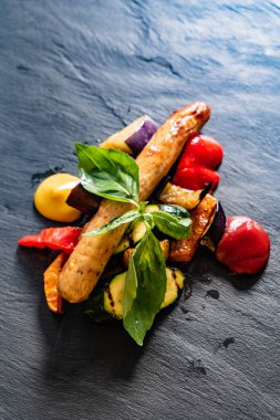 Sosisli makarna, yakın çekim