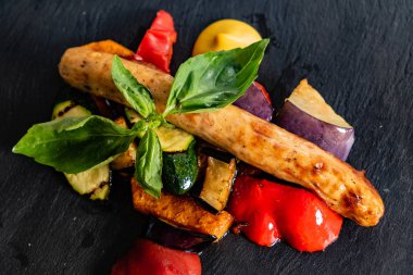 Sosisli makarna, yakın çekim