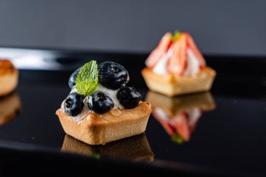 çilek ile meyve tart