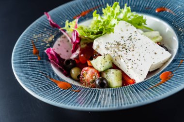 siyah arka plan üzerine Yunan salatası