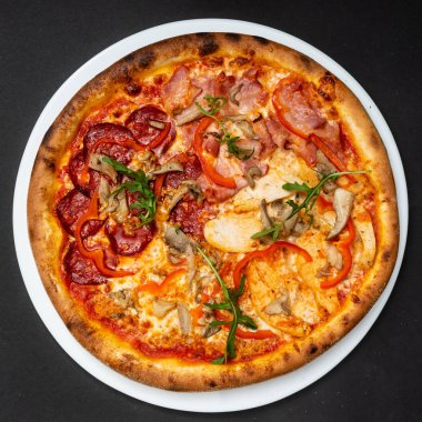 Taze İtalyan pizzası, yakın çekim.