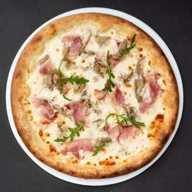 Taze İtalyan pizzası, yakın çekim.