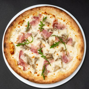 Taze İtalyan pizzası, yakın çekim.