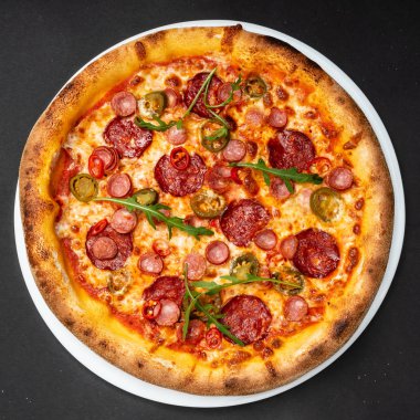 Taze İtalyan pizzası, yakın çekim.