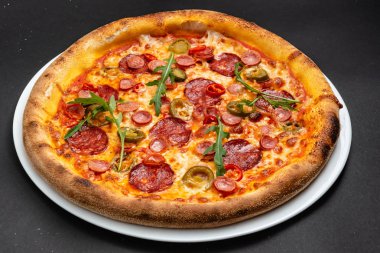 Taze İtalyan pizzası, yakın çekim.