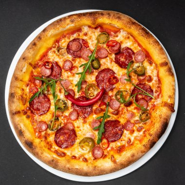 Taze İtalyan pizzası, yakın çekim.