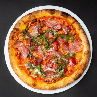 Taze İtalyan pizzası, yakın çekim.