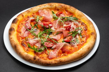 Taze İtalyan pizzası, yakın çekim.