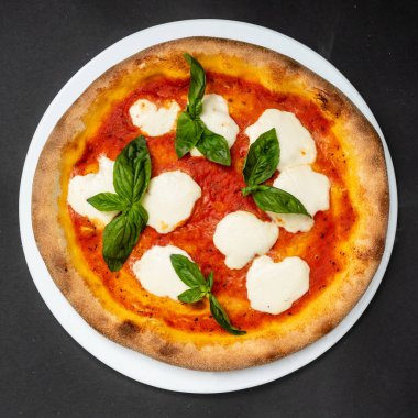 Taze İtalyan pizzası, yakın çekim.