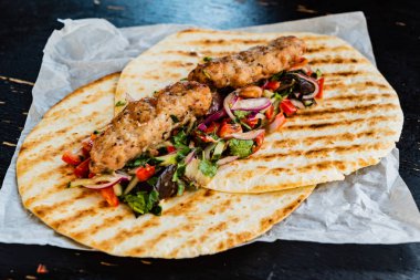 salata, ızgara Kebap yakın çekim
