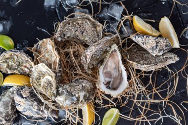 Açık istiridye tüketmek için kırsal tarzda hazır