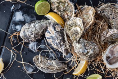 Açık istiridye tüketmek için kırsal tarzda hazır