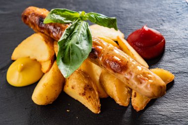 Sosisli makarna, yakın çekim