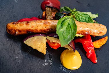 Sosisli makarna, yakın çekim