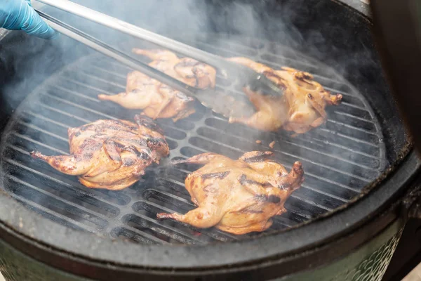 Grilu Marinovaný Křepelka Zblízka — Stock fotografie