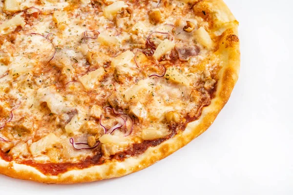 Välsmakande Pizza Vit Bakgrund Närbild — Stockfoto