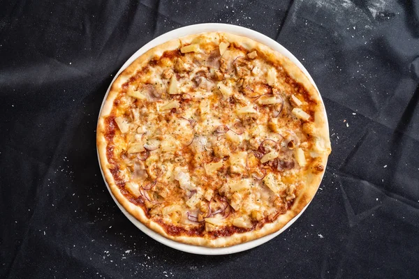Pizza Med Kyckling Och Ananas Närbild — Stockfoto