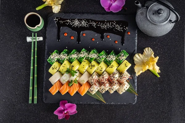 Sushi Saporito Sfondo Nero Primo Piano — Foto Stock