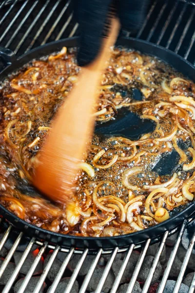 Chef Fritar Cebola Close — Fotografia de Stock