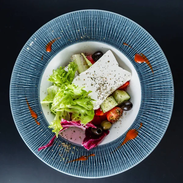 Salade Grecque Sur Fond Noir Gros Plan — Photo