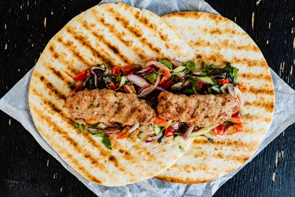 Grillad Kebab Med Sallad Närbild — Stockfoto