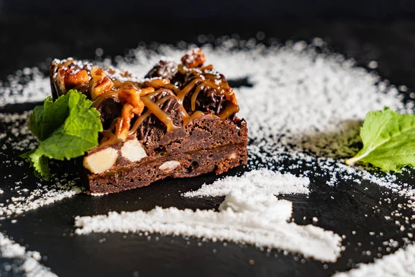 Brownie Med Mynta Närbild — Stockfoto