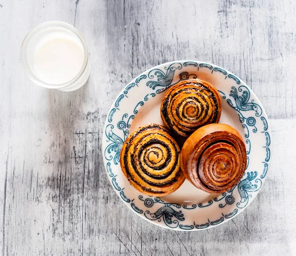 Involtini Cannella Appena Sfornati Vicino — Foto Stock