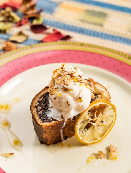 Pastel Navidad Con Helado Primer Plano — Foto de Stock