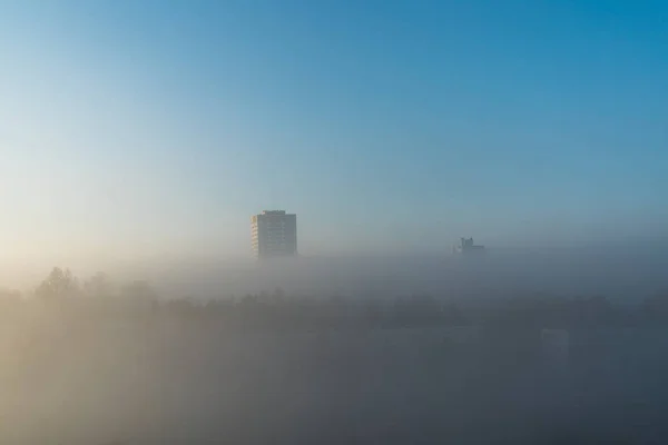 霧日の出町 — ストック写真
