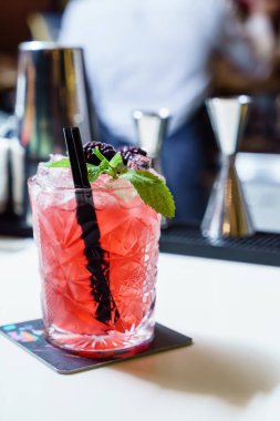 kokteyl barda, yakın çekim