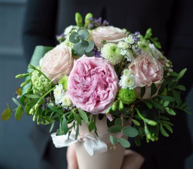 kadın elinde güzel buket 