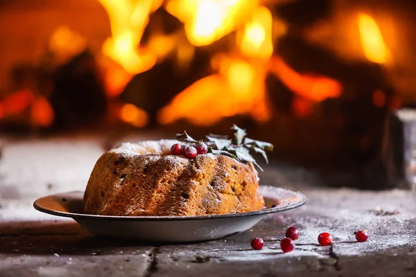暖炉の近くのクリスマス ケーキをクローズ アップ — ストック写真