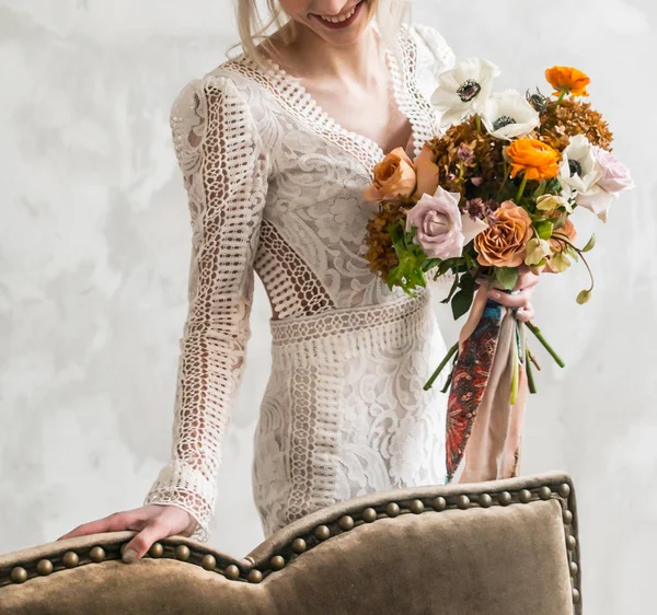 Mooie Bruid Met Bloemen Handen — Stockfoto