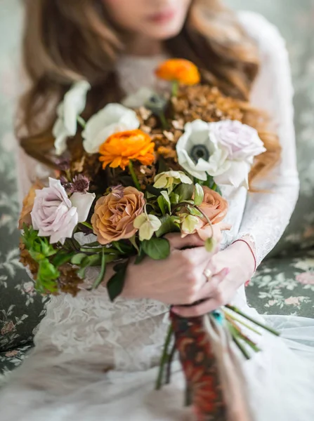 Noiva Agradável Com Flores Nas Mãos — Fotografia de Stock